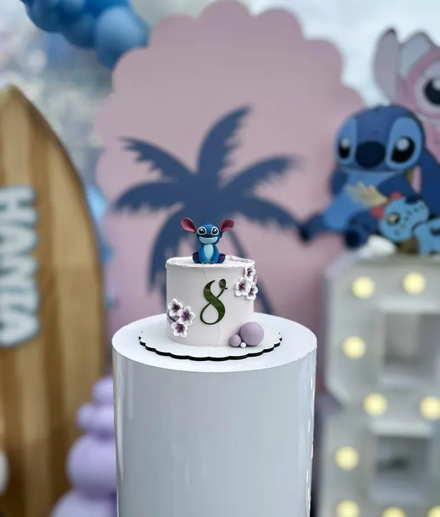 Tort Lilo i Stitch na urodzinowym przyjęciu
