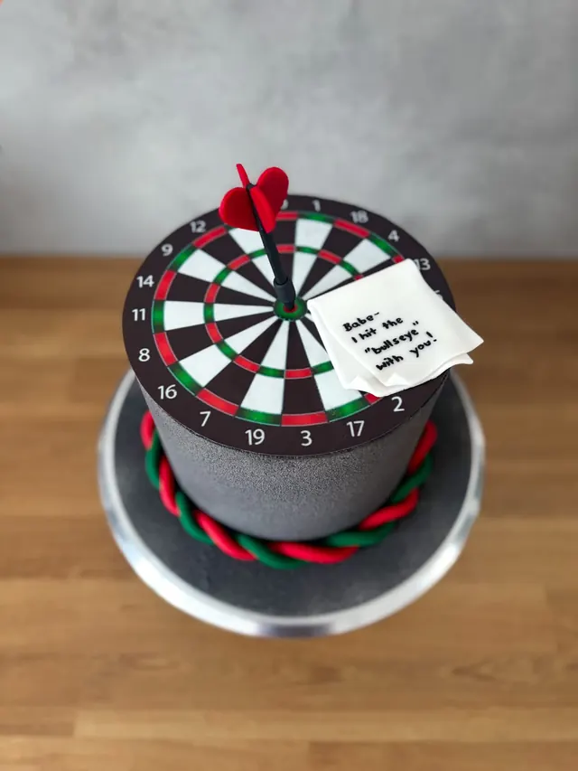 Tort w kształcie tarczy do rzutek
