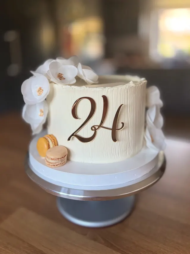 Elegancki tort z kwiatami i makaronikami