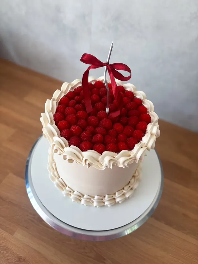 Mini tort z malinami i wstążką